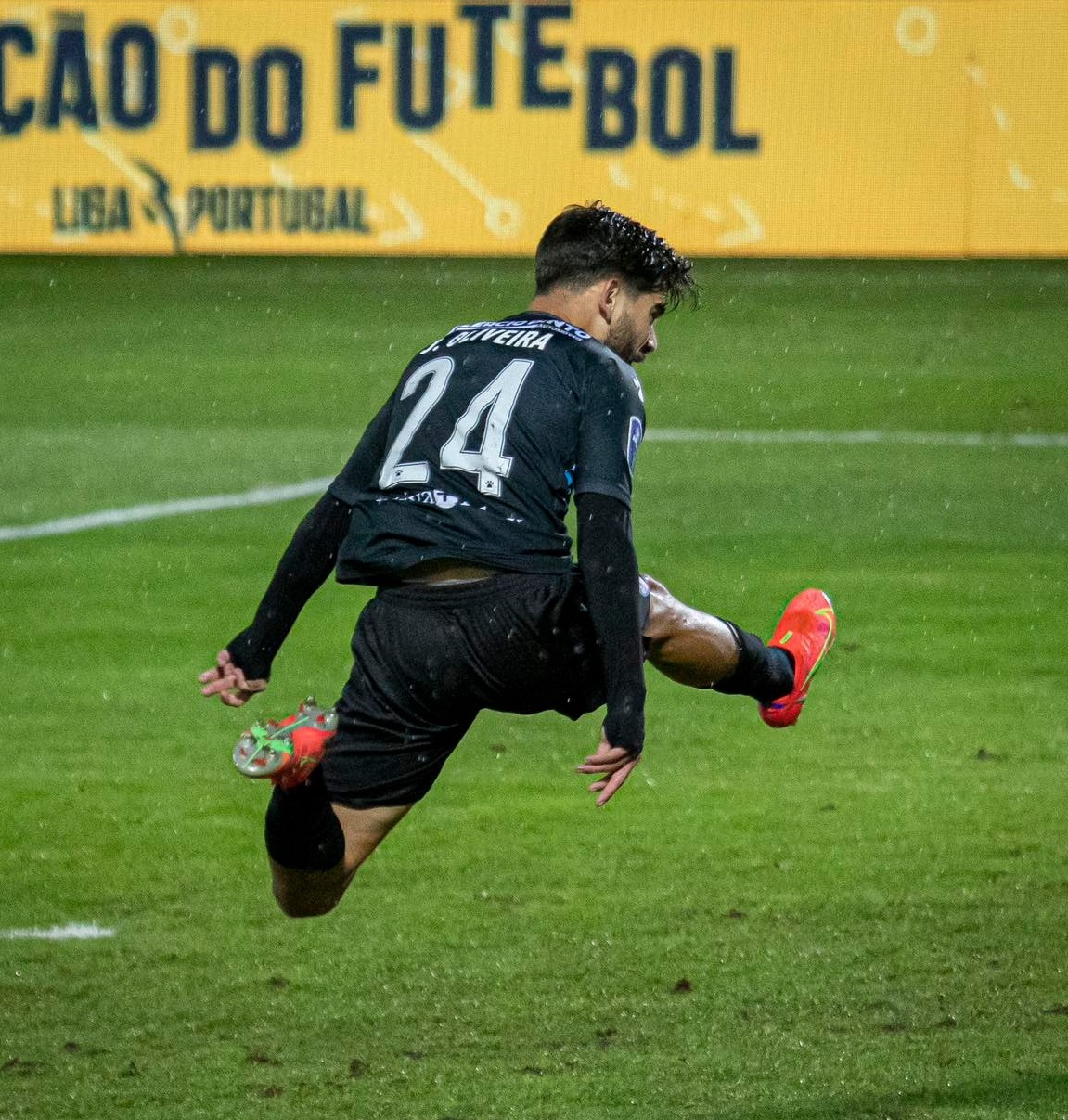 O lateral direito João Oliveira anotou um golo e uma assistência (© CD Feirense, SAD)
